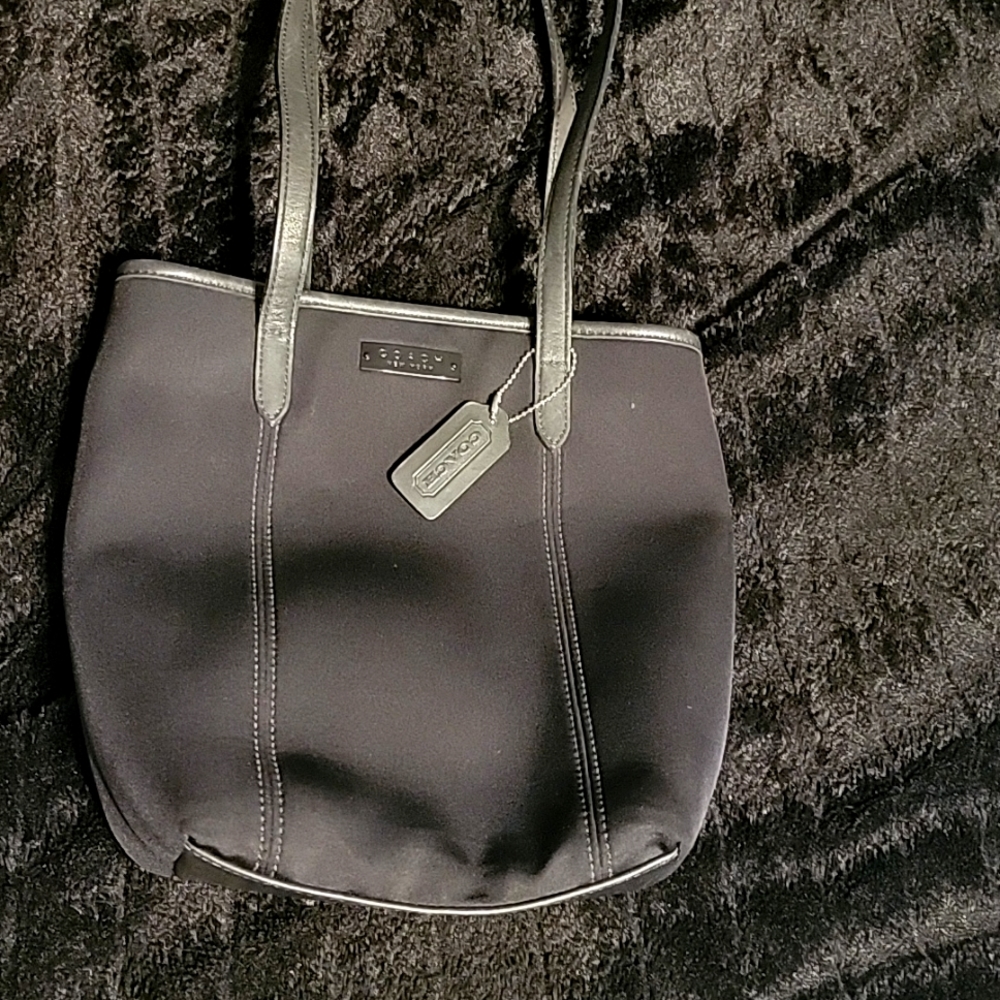 Coach shoulder bag. Color: black